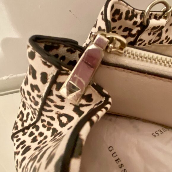 Guess Purse - NEW - Picture 3 of 10